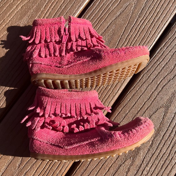 Minnetonka girls moccasin fringe boots - size 10 - Picture 2 of 6